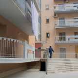 Percorriamo l'arteria notando come alla fine di essa, tra un balcone e un portone...